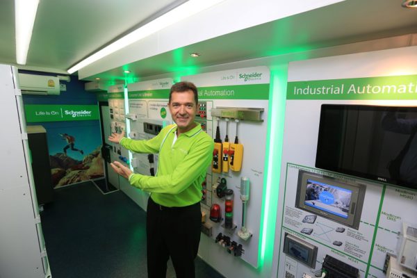 schneider-electric-smart-solution-delivery-car-2