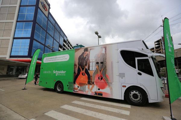 schneider-electric-smart-solution-delivery-car-6