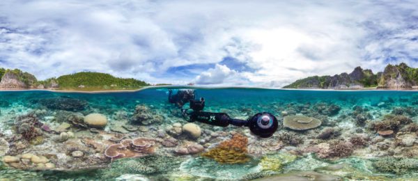 กล้องสำหรับสำรวจใต้ท้องทะเลของ XL Catlin Seaview Survey SVII ระหว่างเก็บภาพถ่ายสวนปะการังบริเวณ Keruo ที่เกาะ Raja Ampat ภาพจาก XL Catlin Seaview Survey