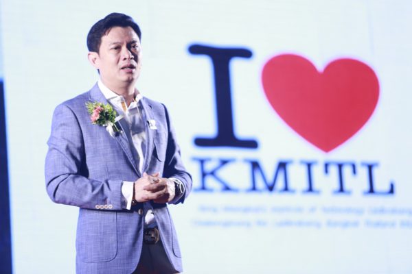 ท่านอธิการบดี ศ.ดร.สุชัชวีร์ สุวรรณสวัสดิ์ กล่าวต้อนรับและเเสดงวิสัยทัศน์ของโรงเรียน “เราจะเป็นผู้นำที่สร้างความเปลี่ยนแปลงให้กับประเทศ มาร่วมกันสร้างอนาคตของชาติด้วยมือของท่านร่วมมือกับเรา KMIDS และ KMITL”