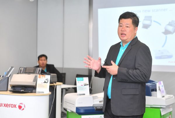 นายรังสรรค์ นรัจฉริยางกูร ผู้จัดการประจำประเทศไทย กลุ่มธุรกิจพรินเตอร์ บริษัท ฟูจิ ซีร็อกซ์ ( ประเทศไทย ) จำกัด