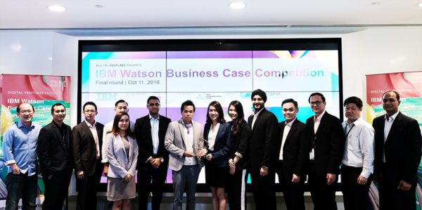 คณะกรรมการผู้ทรงคุณวุฒิจากซิป้า สํานักงานนวัตกรรมแห่งชาติ ชมรมนักข่าวสายเทคโนโลยีสารสนเทศ ชมรมฟินเทคแห่งประเทศไทย ไฟร์วันวัน รวมถึงคณะกรรมการจากดิจิทัล เวนเจอร์ส และไอบีเอ็ม ร่วมแสดงความยินดีกับทีมเพย์ลูปจากศศินทร์ ผู้ชนะการประกวดแผนธุรกิจไอบีเอ็ม วัตสัน